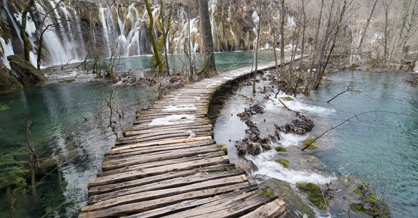 Téli varázs a festői szépségű Plitvicei tavaknál